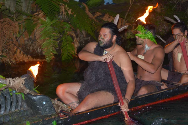 Hombre maorí en barco tradicional waka —  Fotos de Stock