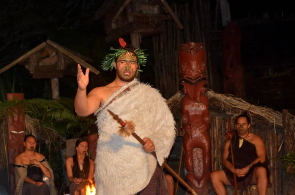 Maori tribal chief and people — Stock Photo, Image