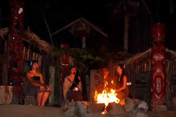 Maori people women sit around bonfire — Stock Photo, Image