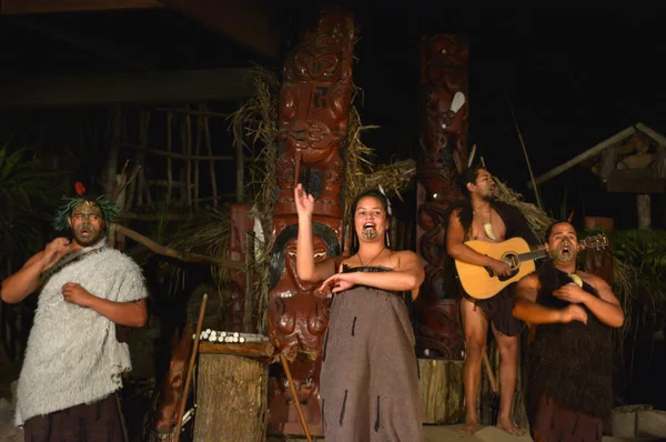 Maori people sing and dance — Stock Photo, Image