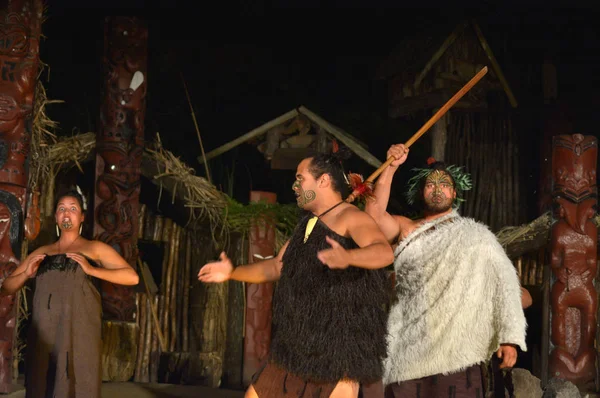 Maori people sing and dance — Stock Photo, Image