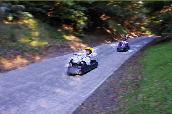 Familie rijden op Skyline Rotorua rodelen — Stockfoto