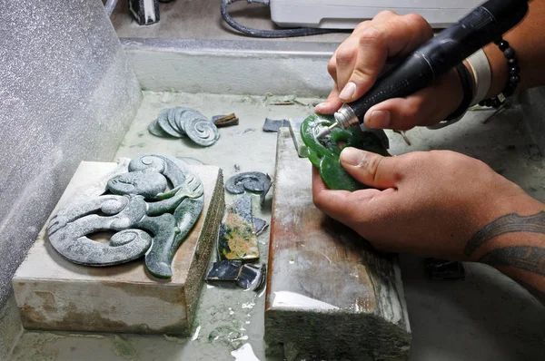 Mani di un intagliatore di pietra verde ornamentale di giada al lavoro — Foto Stock