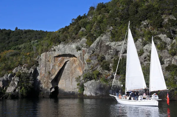 Barca a vela vicino alla Maori Rock Carving sul lago Taupo Nuova Zelanda — Foto Stock