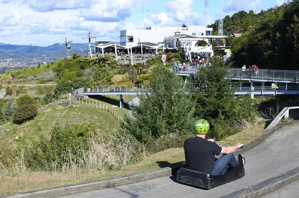 Muž jízda na Skyline Rotorua Luge — Stock fotografie