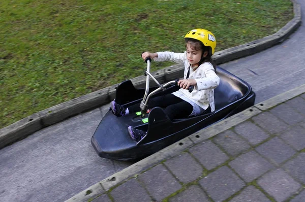 Mladá dívka jízda na Skyline Rotorua Luge — Stock fotografie