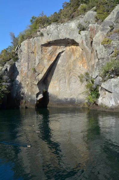 Maorština Rock Carving u jezera Taupo, Nový Zéland — Stock fotografie