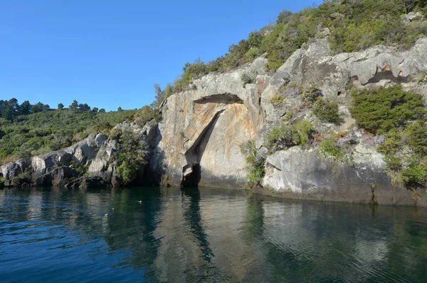 Maori Rock rzeźba w lake Taupo, Nowa Zelandia — Zdjęcie stockowe