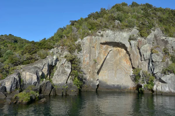 Maori Rock-utskjæring ved innsjøen Taupo New Zealand – stockfoto