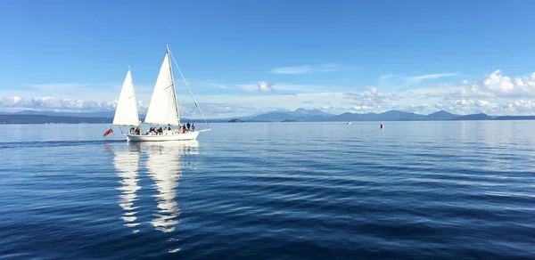 Veleros que navegan sobre el lago Taupo Nueva Zelanda — Foto de Stock
