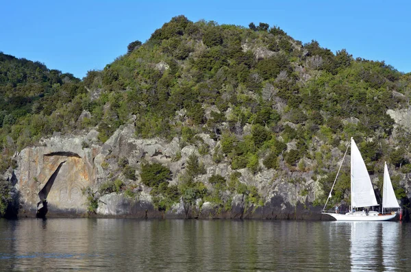 Sail boat near the Maori Rock Carving at lake Taupo New Zealand — Stock Photo, Image