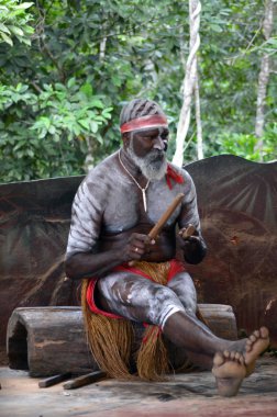 Yirrganydji Aborjin adam oyun Clapstick ile yerli müzik