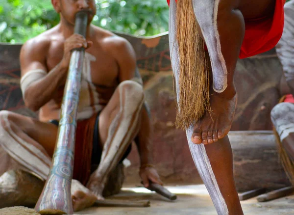 Yirrganydji Aboriginal men playand dance Aboriginal music — Stock Photo, Image
