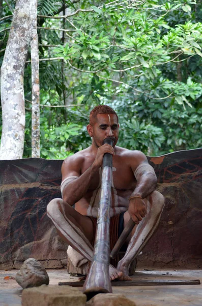 Yirrganydji El hombre aborigen toca música aborigen en didgeridoo — Foto de Stock