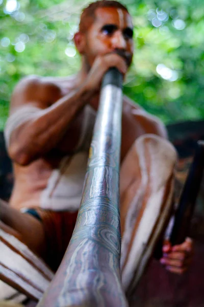 Yirrganydji El hombre aborigen toca música aborigen en didgeridoo — Foto de Stock