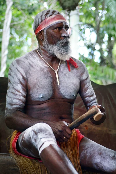 Yirrganydji Aboriginal man spela aboriginsk musik med Clapstick — Stockfoto