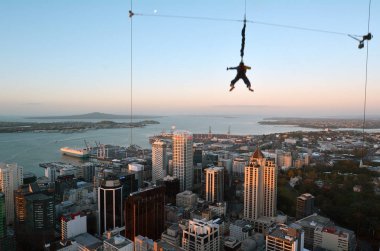 Hareket Bulanıklığı genç bir kişinin Auckland city gökyüzü kule atlar