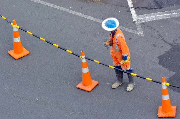 Lavoratore edile su strada urbana — Foto Stock