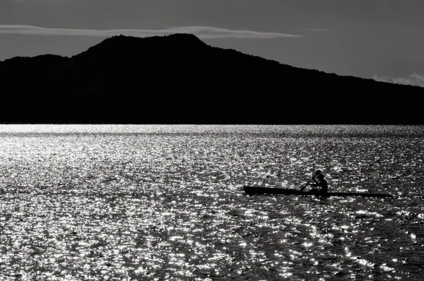 Silhueta de um homem caiaque no mar — Fotografia de Stock