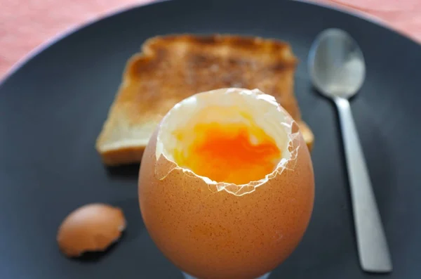 Otevřené měkké vařené vejce podávaná s přípitkem — Stock fotografie
