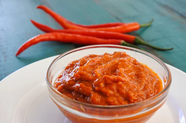 Molho de pimenta quente servido com pimentas vermelhas frescas — Fotografia de Stock