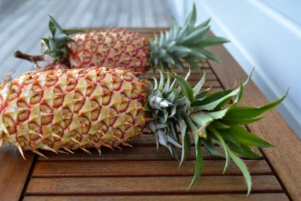 Owoc ananasa zgrywania na ławce — Zdjęcie stockowe
