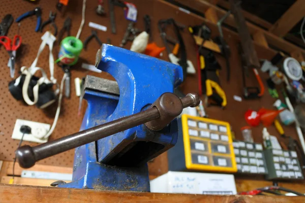 Blue vise in a workshop — Stock Photo, Image