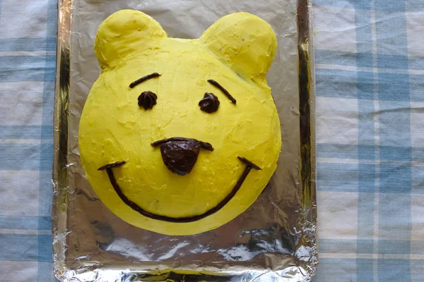 黄色のクマのケーキ — ストック写真