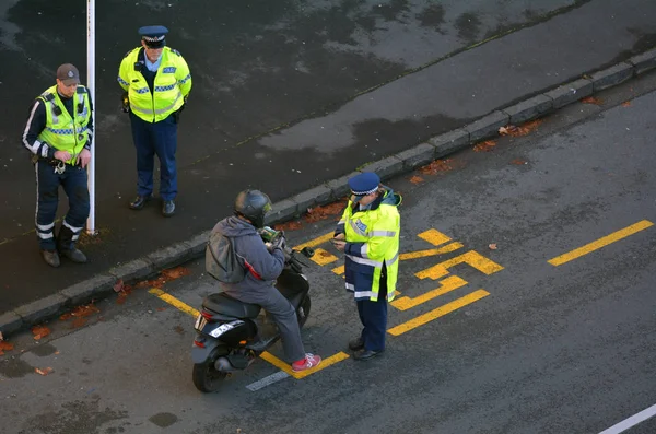 Verkehrspolizist Schreibt Einem Rollerfahrer Ein Verkehrszeichen Verkehrspolizei Überwacht Den Verkehr — Stockfoto