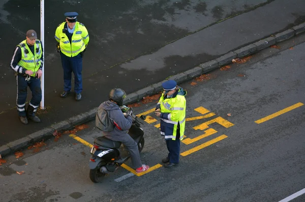 Oficial Policía Tránsito Escribiendo Una Citación Tráfico Piloto Scooter Policía —  Fotos de Stock