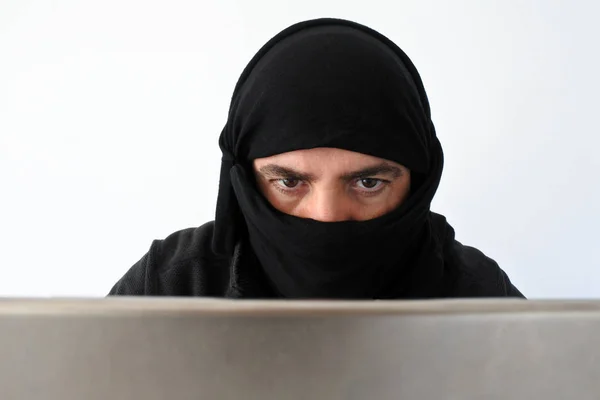 Hacker musulmano attacco terroristico dal computer portatile — Foto Stock