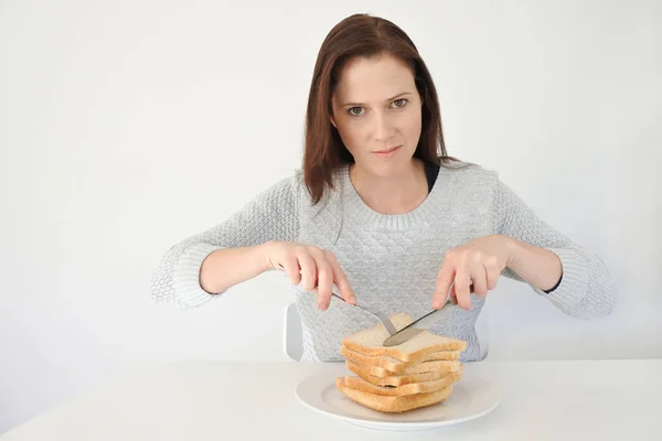 Junge Frau gibt ihrem Drang und Verlangen nach Kohlenhydraten nach — Stockfoto