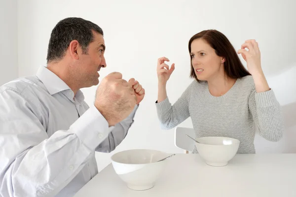 Pareja luchando durante la hora de la comida —  Fotos de Stock