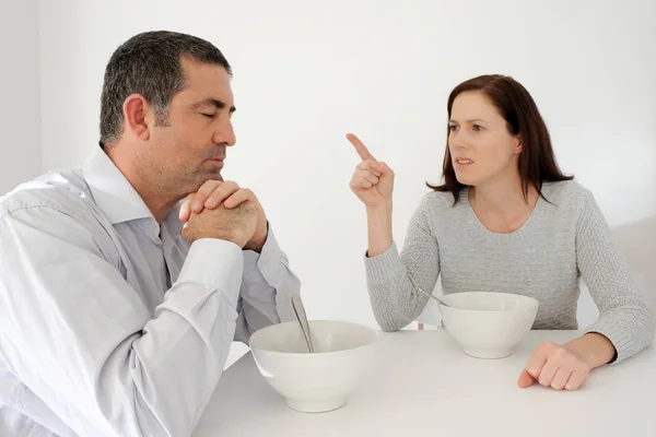 Reifer Mann leidet unter seiner missbräuchlichen Partnerin — Stockfoto