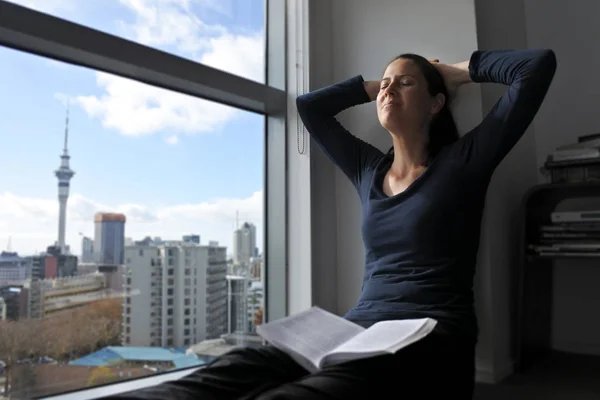 Felice Giovane donna che legge un libro — Foto Stock