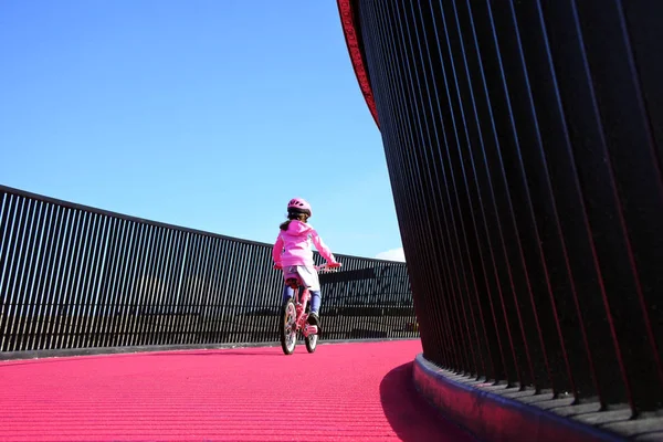 Girl rides bike on pink cycleway in Auckland — Stock Photo, Image