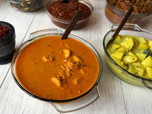 Huisgemaakte Sri Lankaanse keuken geserveerd op een tafel — Stockfoto