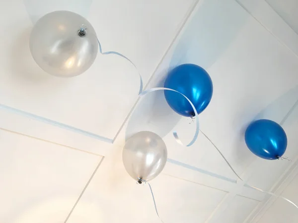 Palloncino partito blu e bianco sul soffitto — Foto Stock