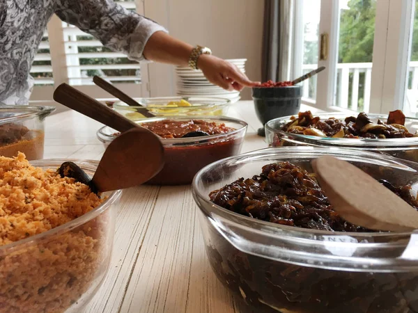 Sri Lankaanse vrouw dienen huisgemaakt keuken — Stockfoto