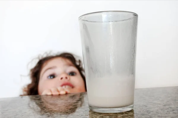 Freches kleines Mädchen will Milch trinken — Stockfoto