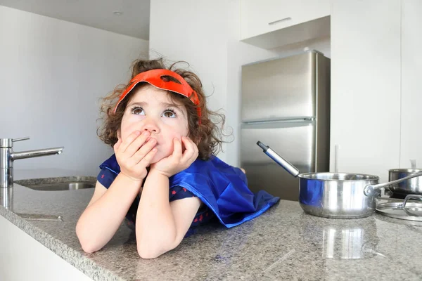 Chica superhéroe piensa en qué comer o cocinar — Foto de Stock