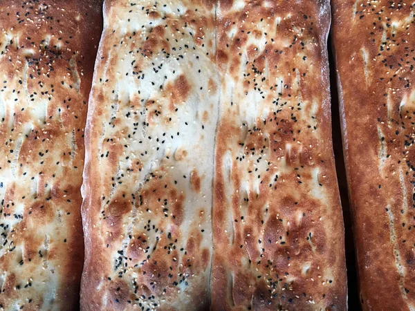 Pane fresco caldo in un espositore ripiano di panetteria — Foto Stock