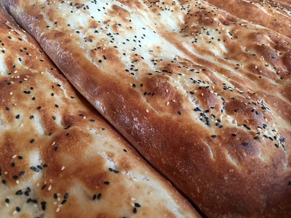 Pane fresco caldo in un espositore ripiano di panetteria — Foto Stock