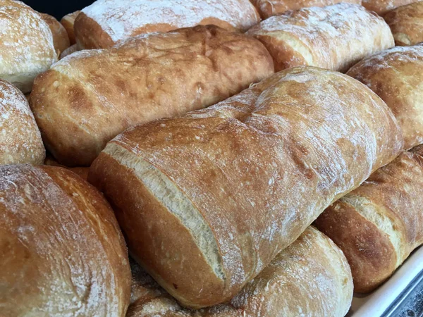 在面包店货架展示温暖新鲜面包 — 图库照片