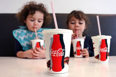 Genç kızlar Coca Cola içme