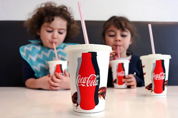 Jovens meninas bebendo Coca-Cola — Fotografia de Stock