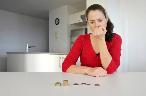 Mladá žena s finančními problémy — Stock fotografie