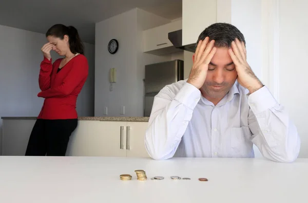 Feindschaft und Ehefrau haben finanzielle Probleme — Stockfoto