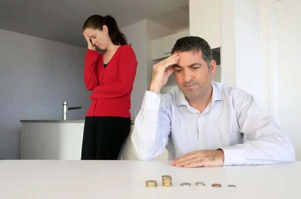 Feindschaft und Ehefrau haben finanzielle Probleme — Stockfoto