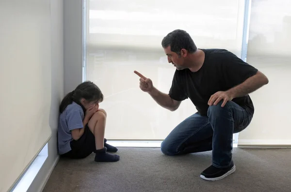 Arrabbiato padre dicendo fuori sua figlia — Foto Stock